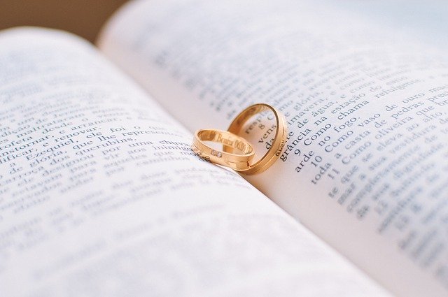 Couple Love Rings Book Wedding - Pexels / Pixabay
